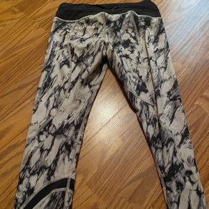 Lululemon black and white capris